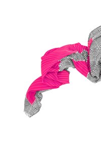 Cappotto rosa brillante con strisce bianche a un'estremità e un motivo a spirale bianco e nero all'altra, tessuto leggero, drappeggiato delicatamente.