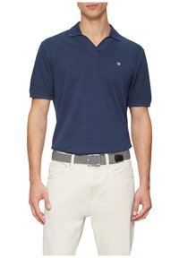 Marineblaue Polohemd mit V-Ausschnitt und kurzen Ärmeln, strukturierten Stoff, kombiniert mit einem hellen Gürtel und Hosen. Subtiles Logodetail.