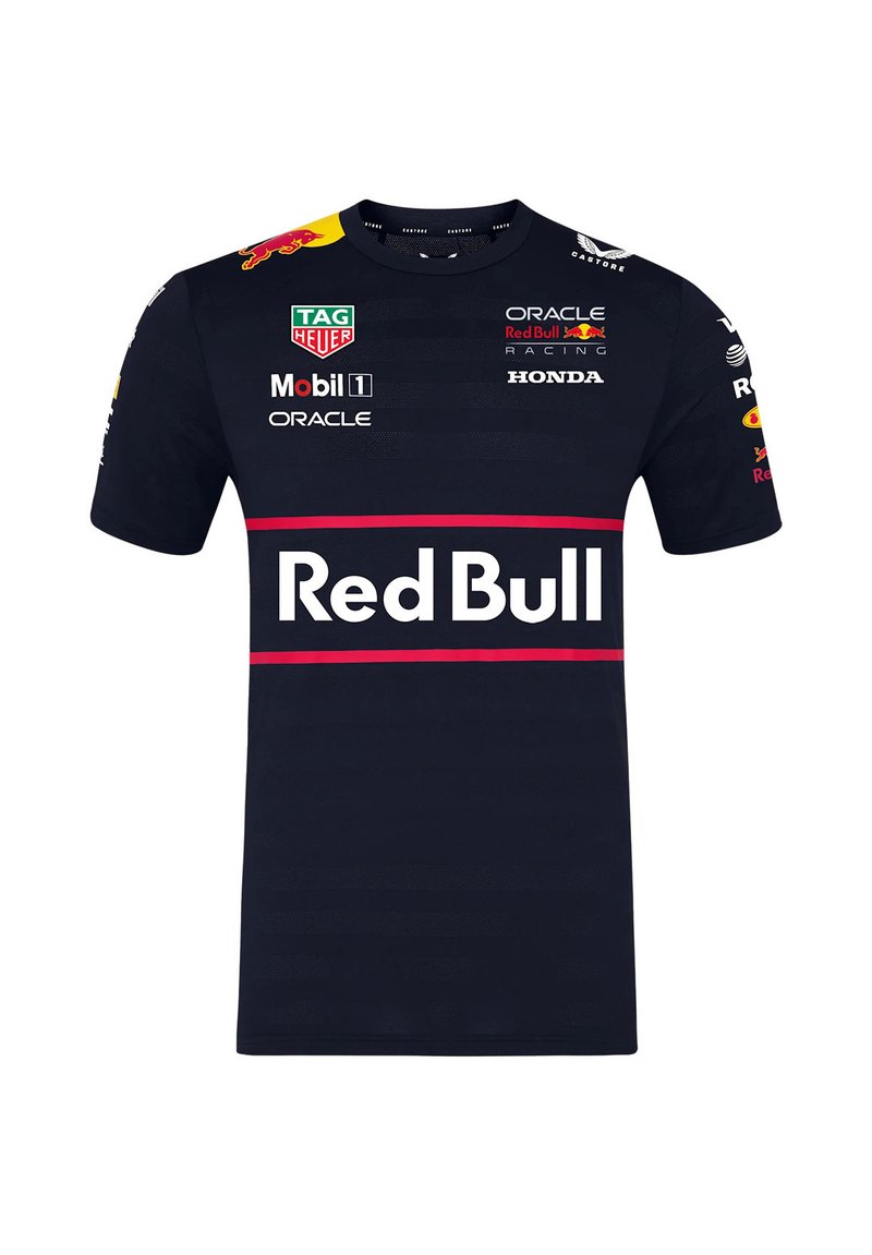 Granatowa koszulka z krótkim rękawem, z logo Red Bull, logotypami sponsorów i wyraźnym czerwonym poziomym paskiem z napisem "Red Bull".