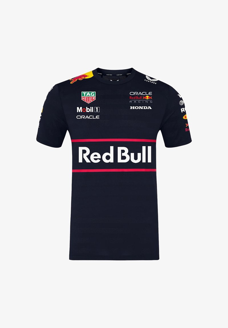 Granatowa koszulka z krótkim rękawem, z logo Red Bull, logotypami sponsorów i wyraźnym czerwonym poziomym paskiem z napisem "Red Bull".