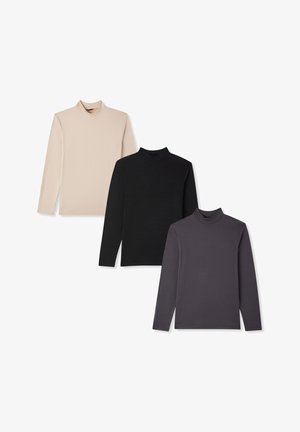 Trzy golfy z długim rękawem w kolorach jasnobeżowym, czarnym i ciemnoszarym, wykonane z miękkiego, elastycznego materiału o dopasowanym kroju i wysokim kołnierzu.