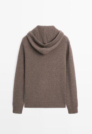 Dunkelbrauner, gerippter Strick-Hoodie mit lockerem Schnitt, strukturierter Oberfläche und großzügiger Kapuze, entworfen für Komfort und Wärme.