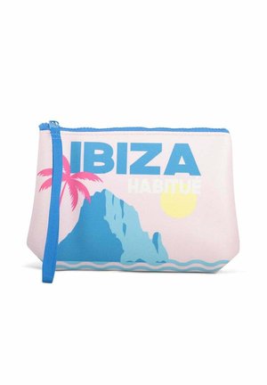 Petite pochette rose avec fermeture éclair bleue et sangle, avec une montagne bleue, un palmier rose, un soleil jaune et le texte « IBIZA HABITUE ».