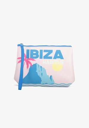Petite pochette rose avec fermeture éclair bleue et sangle, avec une montagne bleue, un palmier rose, un soleil jaune et le texte « IBIZA HABITUE ».