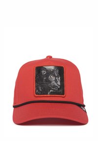 Rote Baseballkappe mit einem rechteckigen, schwarz gestickten Patch, der das Gesicht eines Panthers zeigt. Aus solidem roten Stoff, mit gebogenem Schirm und schwarzen Akzentdetails.