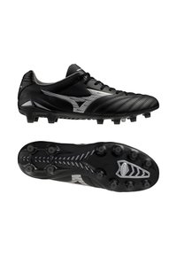Scarpe da calcio nere con accenti argento, materiale in pelle, parte superiore testurizzata e motivo di grip rialzato sulla suola. Suola chiodata per aderenza.