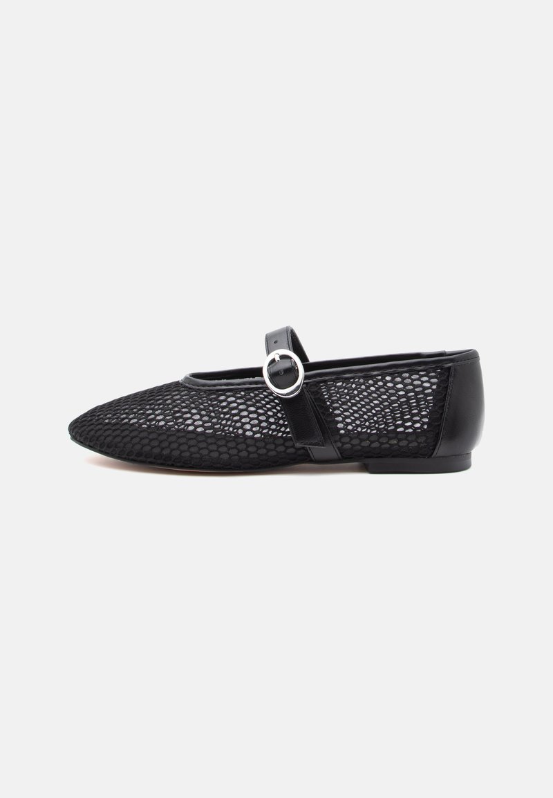 Schwarze Mesh-Mary-Jane-Ballerina mit abgerundeter Spitze, verstellbarem Riemen, silberner Schnalle und solidem Fersenbereich auf weißem Hintergrund.