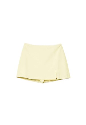 Lichtgele mini skort met een kleine zijsplit, een combinatie van een rok aan de voorkant en ingebouwde shorts eronder, weergegeven op een witte achtergrond.