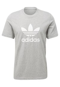 Grå bomulls t-shirt med kort ärm, med en stor vit Adidas-logotyp och tre horisontella ränder ovanför. Rund halsringning.