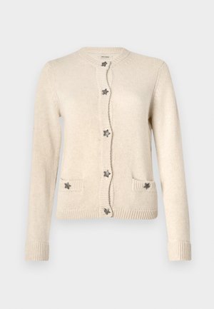 Cardigan beige realizzato in morbido materiale a maglia. Presenta un collo rotondo, un'apertura con bottoni decorata con stelle e due tasche frontali. Polsini a coste.