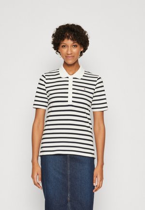 Polo a righe nei colori navy e bianco, maniche corte e colletto classico. Presenta una chiusura con tre bottoni e un piccolo logo sul petto.