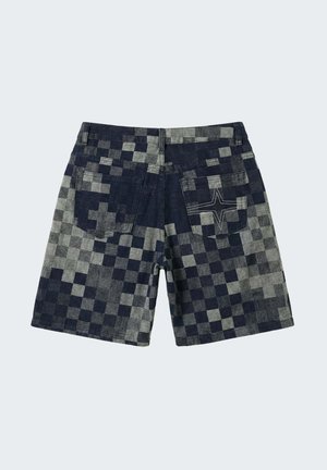 Spijkershorts met een gepixelde donkerblauwe en grijze ruitpatroon, voorzien van twee achterzakken, waarvan één met witte stervormige stiksel.