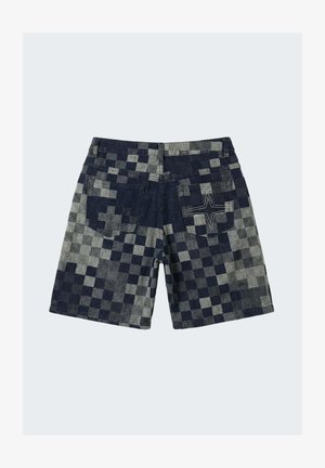 Spijkershorts met een gepixelde donkerblauwe en grijze ruitpatroon, voorzien van twee achterzakken, waarvan één met witte stervormige stiksel.