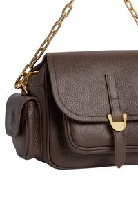 Borsa a tracolla in pelle marrone con chiusura a pattina e tracolla in catena dorata. Presenta una tasca frontale e un logo discreto.