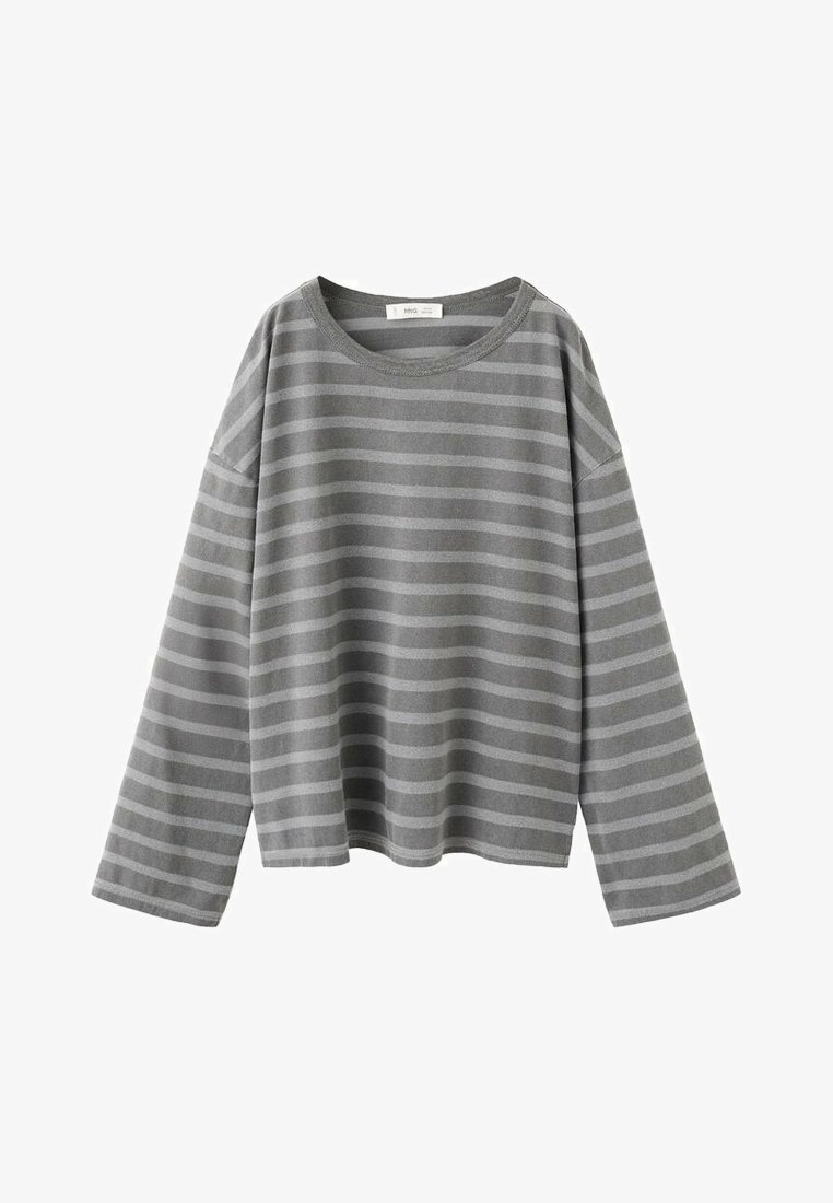 Sivá dlhá mikina s horizontálnymi svetlosivými pásikmi, okrúhlym výstrihom a spustenými ramenami. Vyrobená z mäkkej bavlnenej látky s voľným strihom.