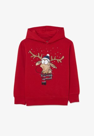 Sweatshirt rouge avec un graphisme de renne aux grands yeux, aux cornes et au nez rouge, portant un chapeau bleu et une écharpe à carreaux, le tout sur un fond enneigé.