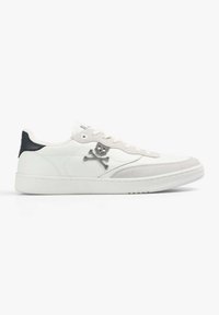 Sneaker alb din piele cu accente gri, având un logo cu craniu și oase încrucișate, toc negru și talpă din cauciuc texturată. Design low-top.