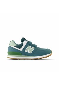 Zapatillas deportivas en color azul verdoso con acentos en blanco y verde, que cuentan con un upper sintético suave, lengüeta acolchada, dobles correas de Velcro y una suela texturizada.