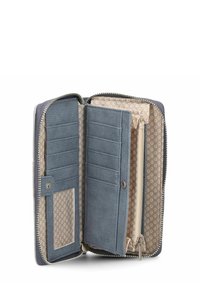 Portafoglio in pelle blu con cerniera, aperto per mostrare molteplici scomparti per carte, una finestra trasparente per documenti d'identità e un comparto con cerniera per monete con fodera beige a motivo floreale.