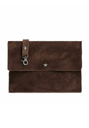 Pochette en daim marron avec rabat et petit détail d'étoile argentée, avec une sangle courte et une fermeture à boucle métallique.