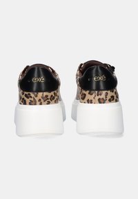 Zapatillas de leopardo con acentos en el talón negro y suela de plataforma blanca. Presentan detalles de logo y superficie texturizada.