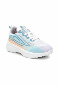 Zapatilla deportiva ligera con parte superior de malla en tonos de azul y lavanda, con acentos naranjas y una suela blanca texturizada.