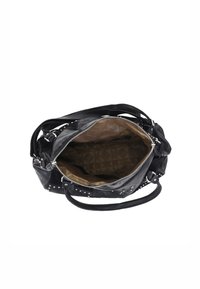 Bolso de mano de cuero negro con tachuelas plateadas, cierre de cremallera y asas dobles; el interior presenta un forro marrón con estampado. Vista desde arriba.