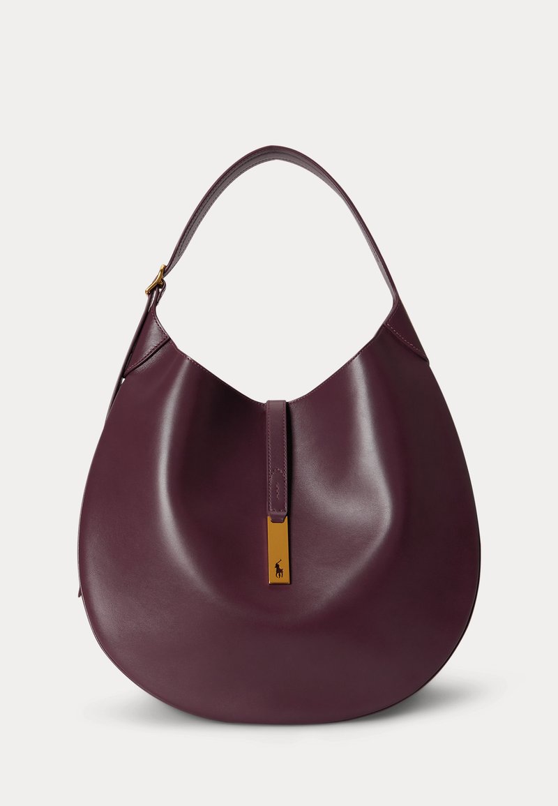 Bolso hobo de cuero color púrpura oscuro con una sola correa y un detalle rectangular dorado con un pequeño logo en el centro delantero.