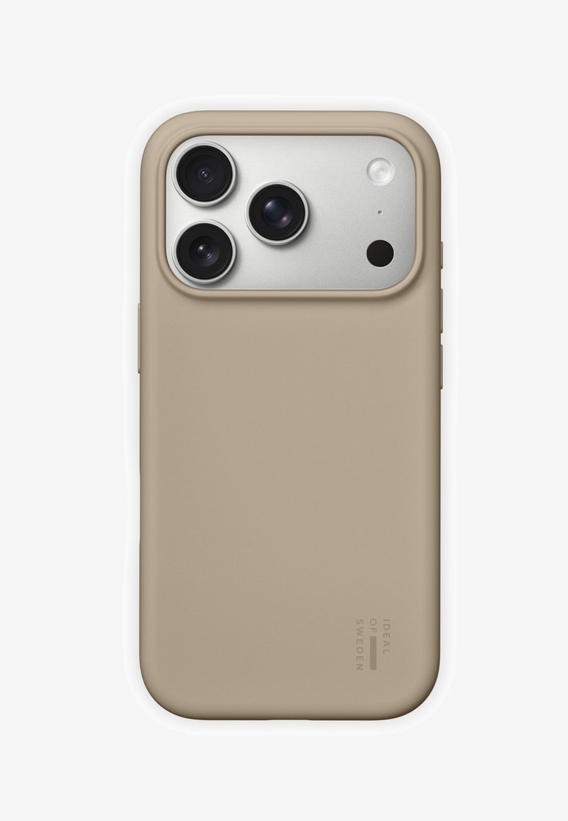 Custodia per telefono in silicone beige con ritagli precisi per tre obiettivi della fotocamera e flash, caratterizzata da una finitura opaca e dettaglio del logo in rilievo.
