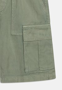 IKKS CARGO BERMUDA SHORTS- ELASTICATED WAIST - Kapsáče - kaki clair