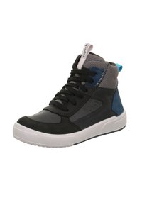 Wysokie trampki wykonane z czarnej skóry i szarego materiału tekstylnego, z niebieskimi zamszowymi akcentami. Posiadają czarne sznurówki i białą gumową podeszwę.