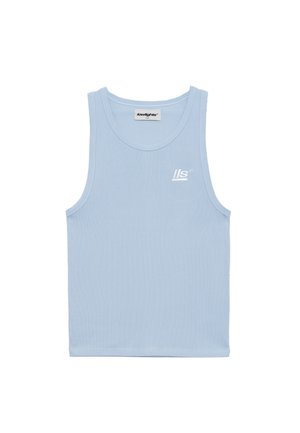 Lyseblå tanktop laget av ribbet stoff, med rund halslinning og brodert logo på forsiden. Ingen ytterligere mønstre eller aksenter.