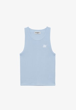 Lyseblå tanktop laget av ribbet stoff, med rund halslinning og brodert logo på forsiden. Ingen ytterligere mønstre eller aksenter.