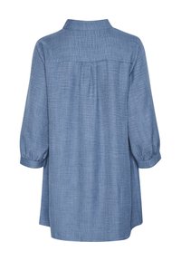 Denim modrý tunikový top s golierom, dlhými vyp puffovými rukávmi, zhromaždeným detailom na chrbte a voľným strihom. Textúrovaná tkanina s jemným vzorom.