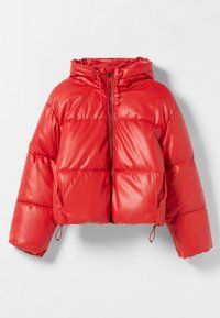 Krótkia puchówka w błyszczącym czerwonym materiale, z kapturem, zamkiem błyskawicznym z przodu oraz elastycznymi sznurkami u dołu i na mankietach.