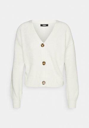 Cárdigan blanco de punto con mangas largas, cuello en V, puños y dobladillo acanalados, y tres grandes botones marrones en la parte delantera.