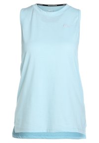 Top atletico senza maniche di colore azzurro chiaro, realizzato in tessuto morbido, con scollo a girocollo, dettaglio del logo discreto e orlo inferiore a strati con motivo perforato.