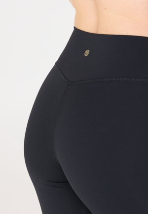 Zwarte high-waisted leggings met een soepele textuur en subtiele logo-details bij de taille. Heeft versterkte naden en een aansluitend ontwerp.