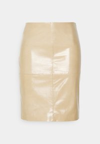 Bež sijajna umetna usnjena krilo v obliki svinčnika z visokim pasom ter vidnimi vertikalnimi in horizontalnimi šivi.