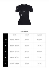 Schwarzes T-Shirt mit kurzen Ärmeln und taillierter Passform. Die Größentabelle enthält Maße für Brust, Größe und Ärmellänge in Zentimetern.