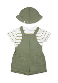 Overoles de algodón verde con botones, combinados con una camiseta de rayas blanca y verde. Incluye un sombrero tipo bucket verde a juego.