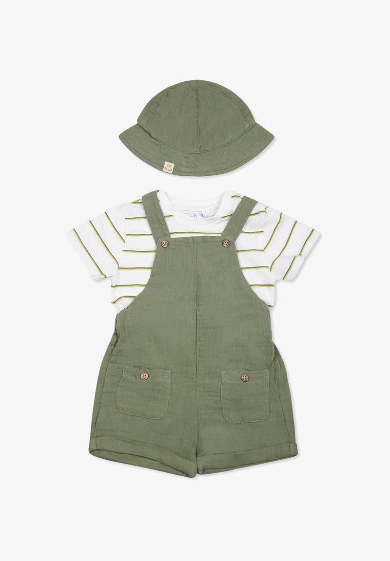 Overoles de algodón verde con botones, combinados con una camiseta de rayas blanca y verde. Incluye un sombrero tipo bucket verde a juego.