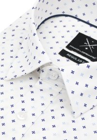 Biała koszula z małym, powtarzającym się wzorem ciemnoniebieskich i jasnoniebieskich krzyży, z tradycyjnym kołnierzem i zapięciem na guziki.