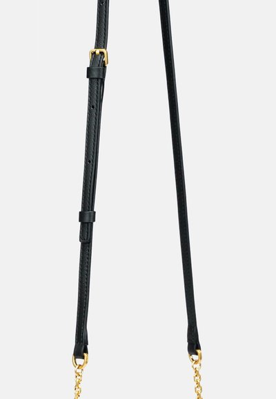 Justerbart sort læderrem med guldspænde og kædelinker på en ensfarvet lys grå baggrund.