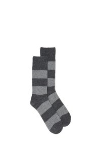 Calzini a righe in grigio scuro e grigio chiaro. Realizzati in materiale morbido con una texture a coste. Presentano un polsino rinforzato nella parte superiore.
