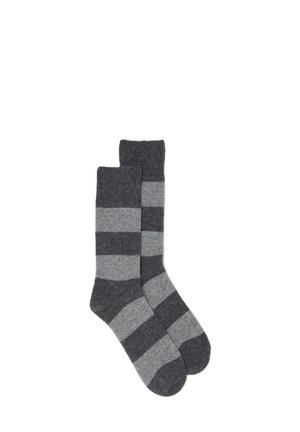 Gestreifte Socken in Dunkelgrau und Hellgrau. Hergestellt aus weichem Material mit gerippter Textur. Verfügt über einen verstärkten Bund an der Oberseite.