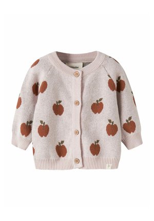 Hellrosa gestrickte Babystrickjacke mit braunen Apfelmustern und vier Holzknöpfen vorne.