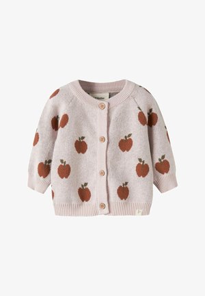 Cárdigan de bebé tejido de color rosa claro con estampados de manzana marrón y cuatro botones de madera en la parte delantera.