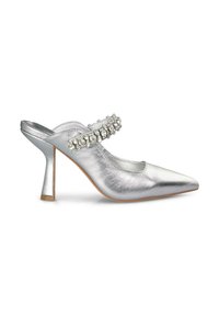 Scarpa con tacco alto in metallo argentato, punta affusolata, design slingback e dettagli decorativi in strass sulla parte superiore.