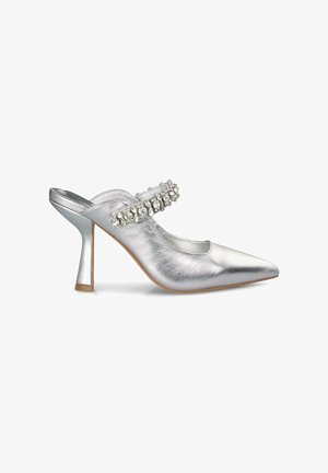 Silberne, metallische High-Heels mit spitzer Zehenpartie, Slingback-Design und dekorativen Strassriemen auf der Oberseite.